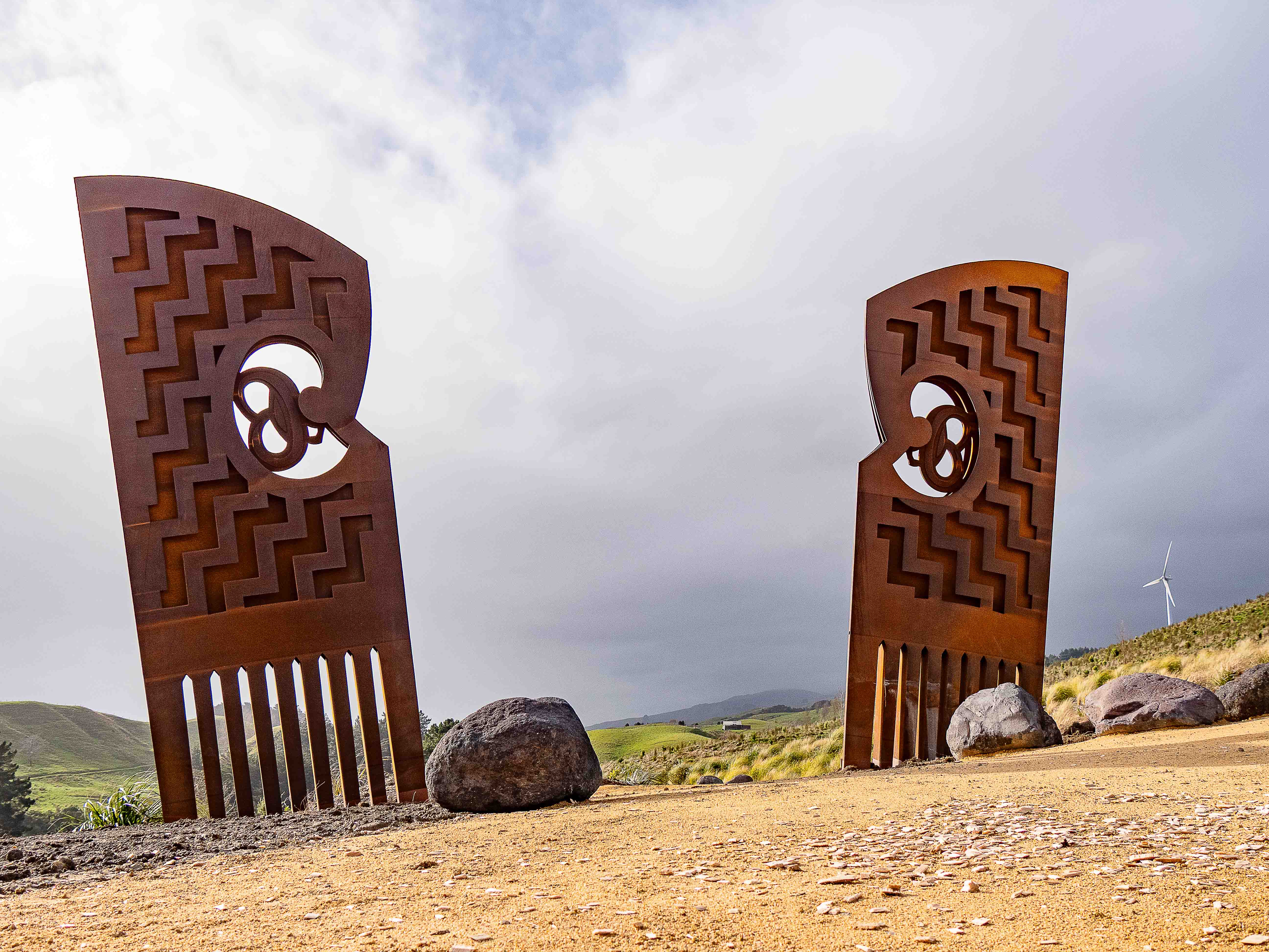 Tuia Te Tangata, a sculpture at the western lookout by artist Warren Warbrick.JPG