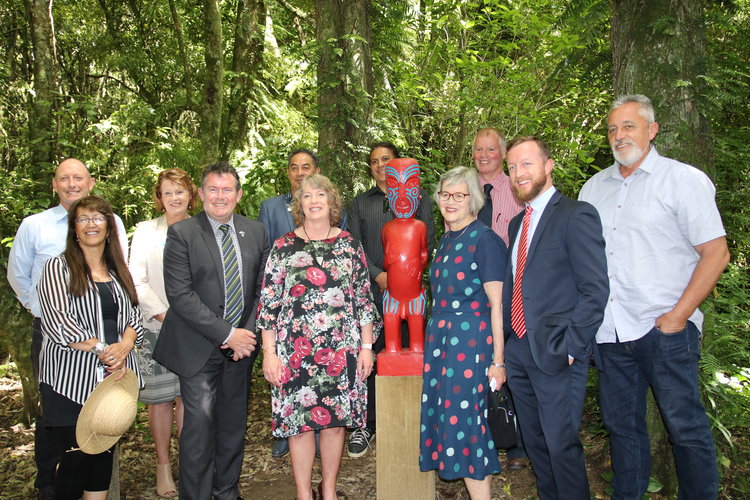 Minister of Conservation opens Te Āpiti – Manawatū Gorge carvings